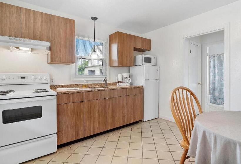 سوییت, Carlin's Cottage Court