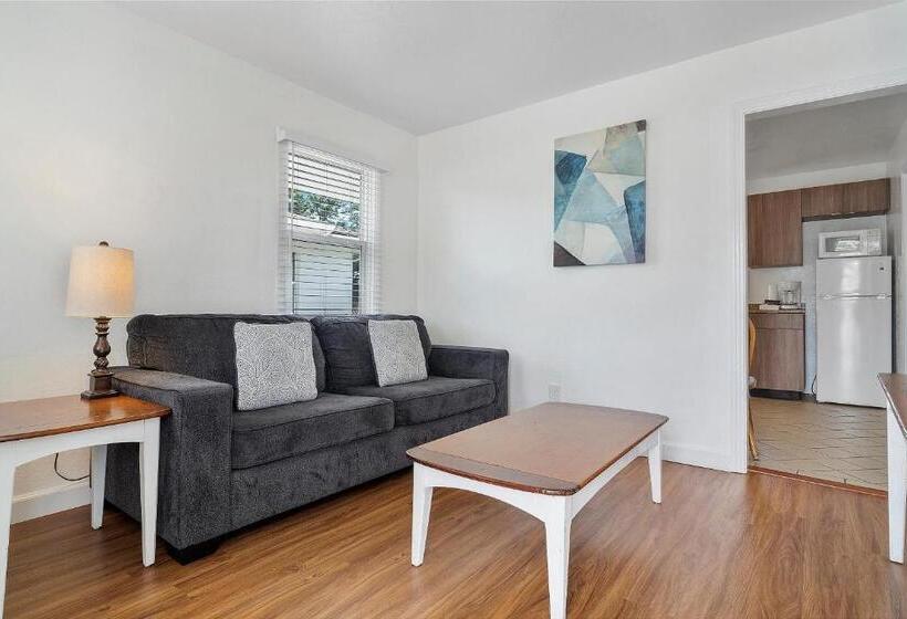 سوییت, Carlin's Cottage Court