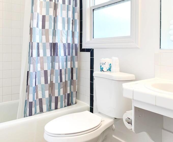 سوییت جونیور, Carlin's Cottage Court