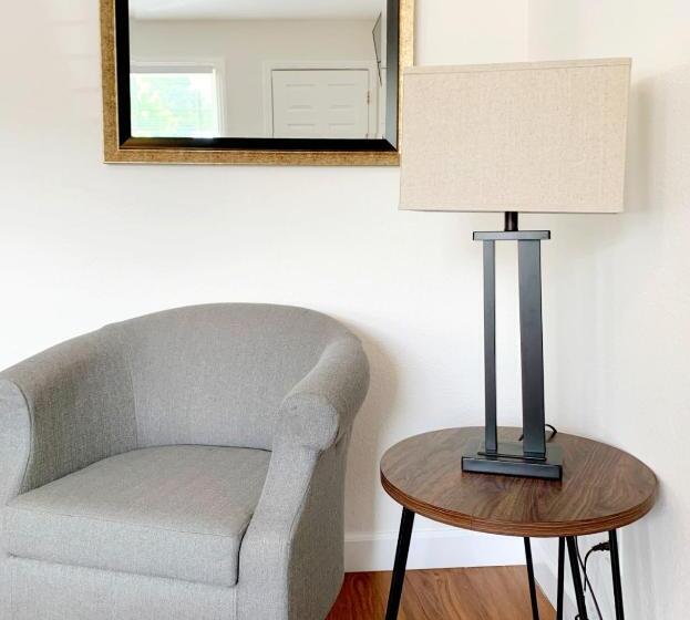 سوییت جونیور, Carlin's Cottage Court