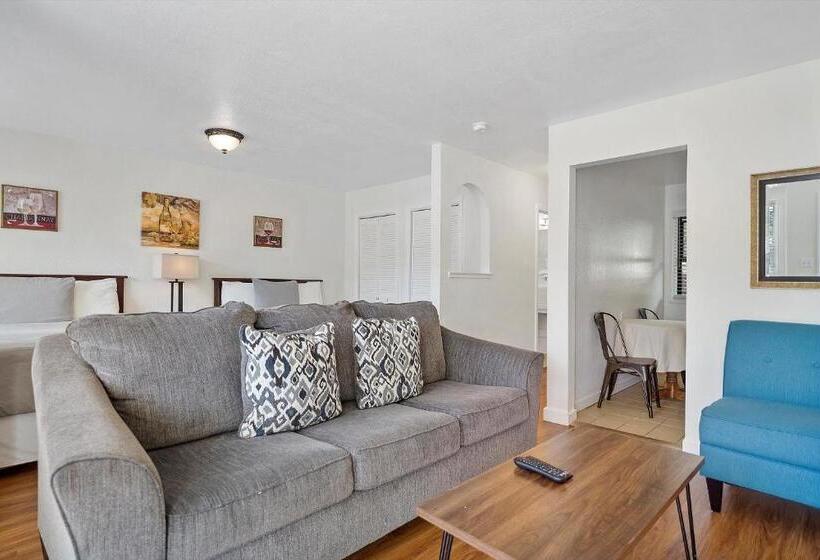 سوییت جونیور, Carlin's Cottage Court