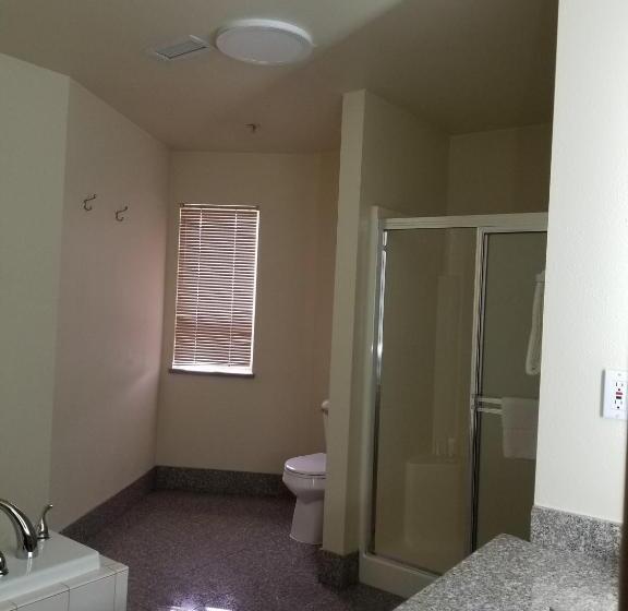 キングサイズベッドのスイートルーム, Cedars Inn