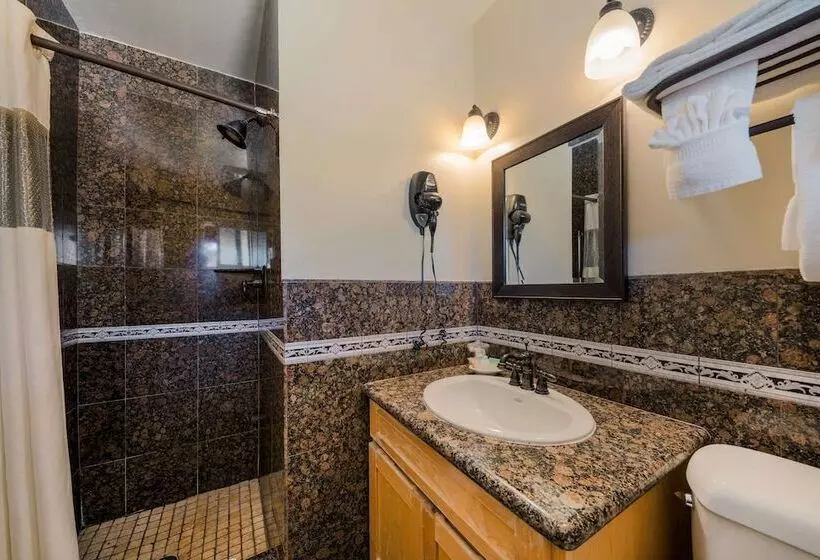 Sviitti, Clarion Collection Carmel Oaks Inn