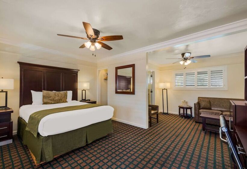 جناح, Clarion Collection Carmel Oaks Inn