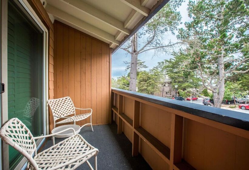 جناح, Clarion Collection Carmel Oaks Inn