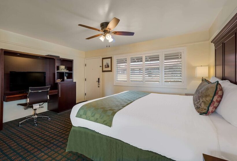 جناح, Clarion Collection Carmel Oaks Inn