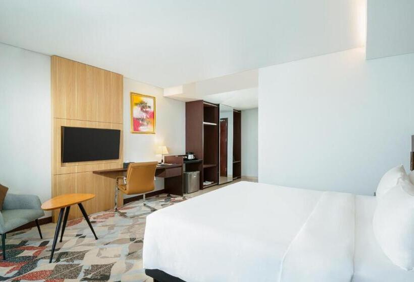 غرفة ديلوكس سرير ملكى, Golden Tulip Springhill Lampung