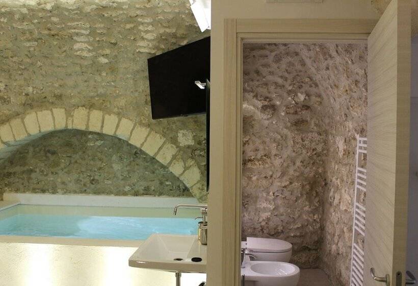 سوییت با استخر, Il Trappeto