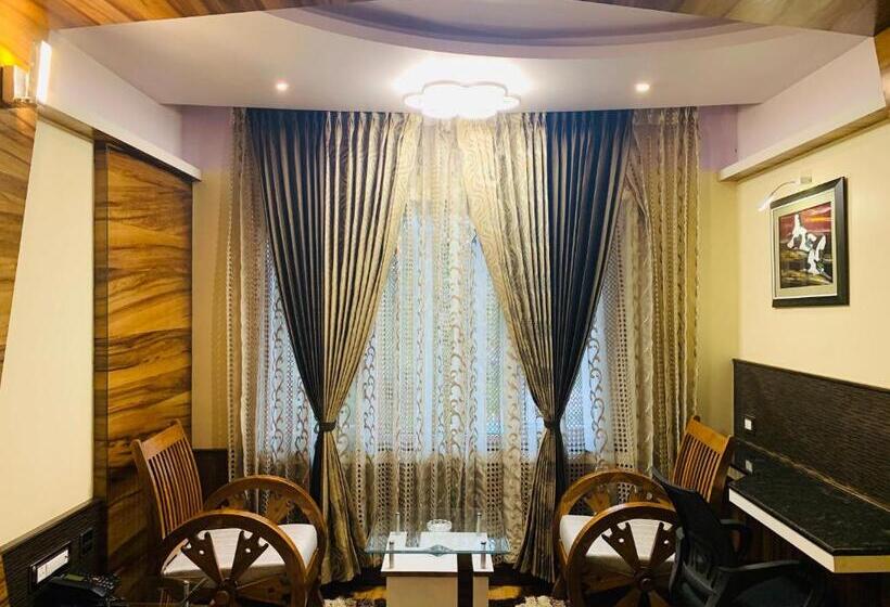 سوییت با چشم‌انداز کوه, Beverly Villa