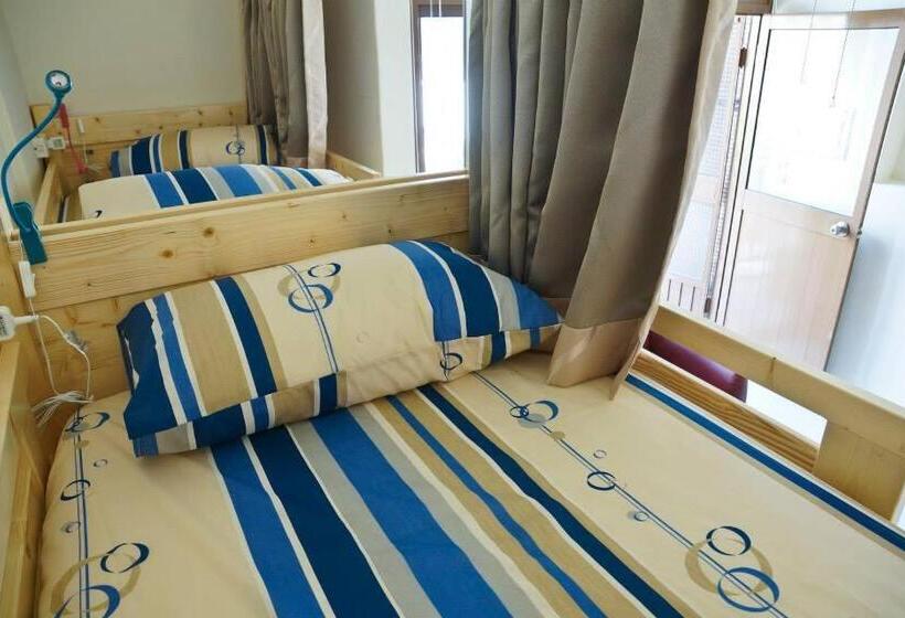 سوییت خانوادگی, Takaobay Hostel