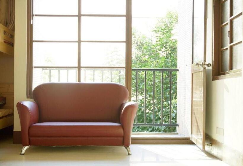 سوییت خانوادگی, Takaobay Hostel