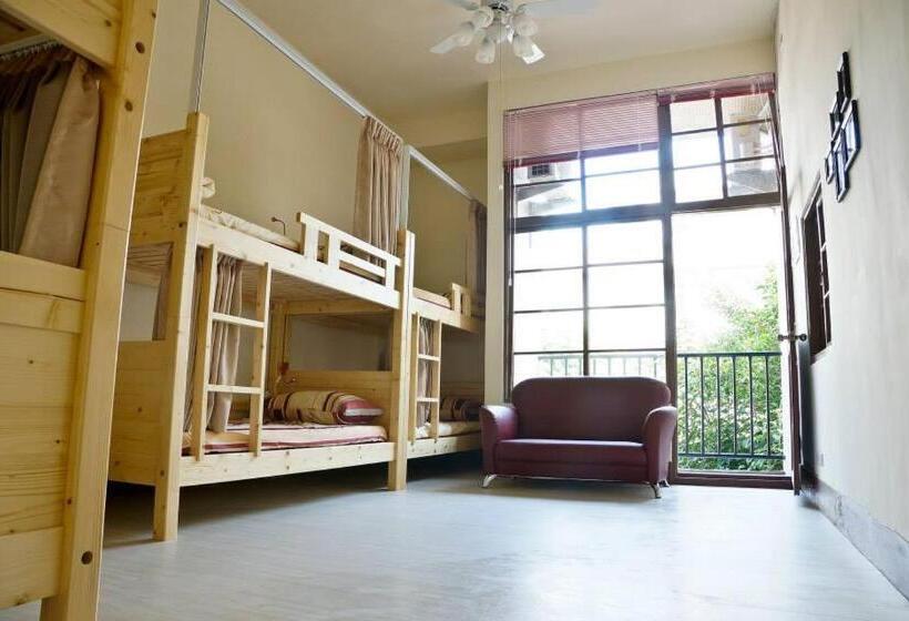 سوییت خانوادگی, Takaobay Hostel