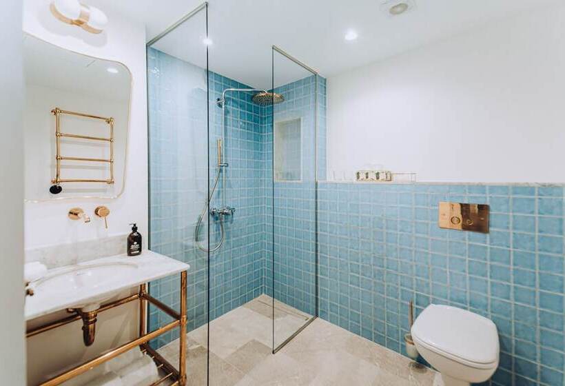 1 Bedroom Penthouse Apartment, Ocho Suites & Kitchen