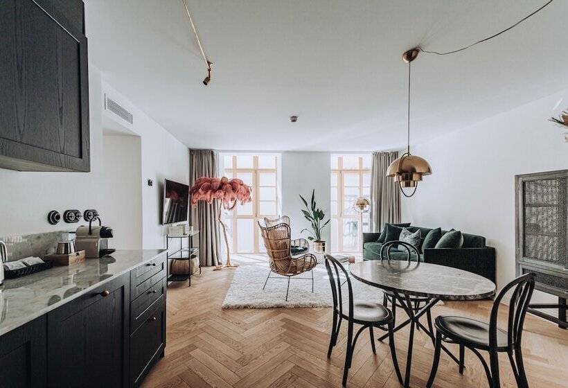 سوییت لوکس, Ocho Suites & Kitchen