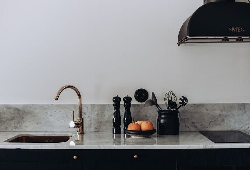 1 Bedroom Penthouse Apartment, Ocho Suites & Kitchen