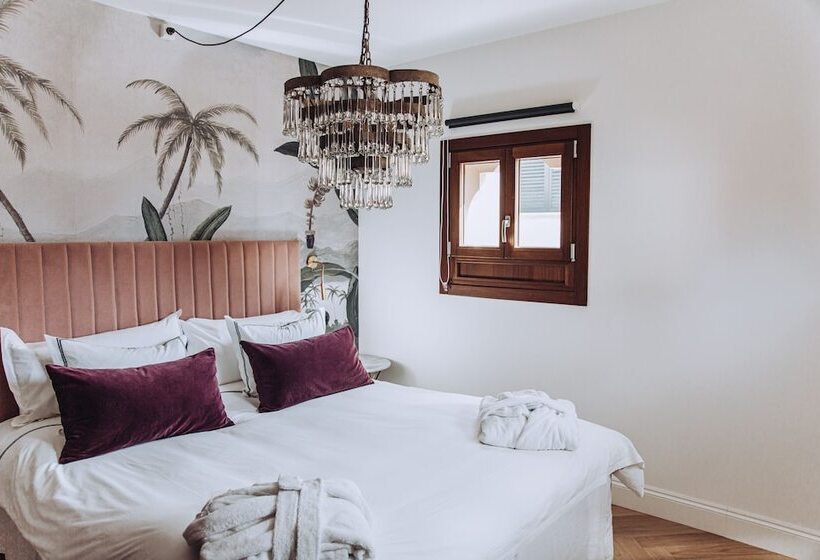 1 Bedroom Penthouse Apartment, Ocho Suites & Kitchen