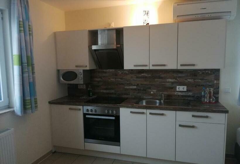 شقة غرفة واحدة, Restaurant Zum Bäumle