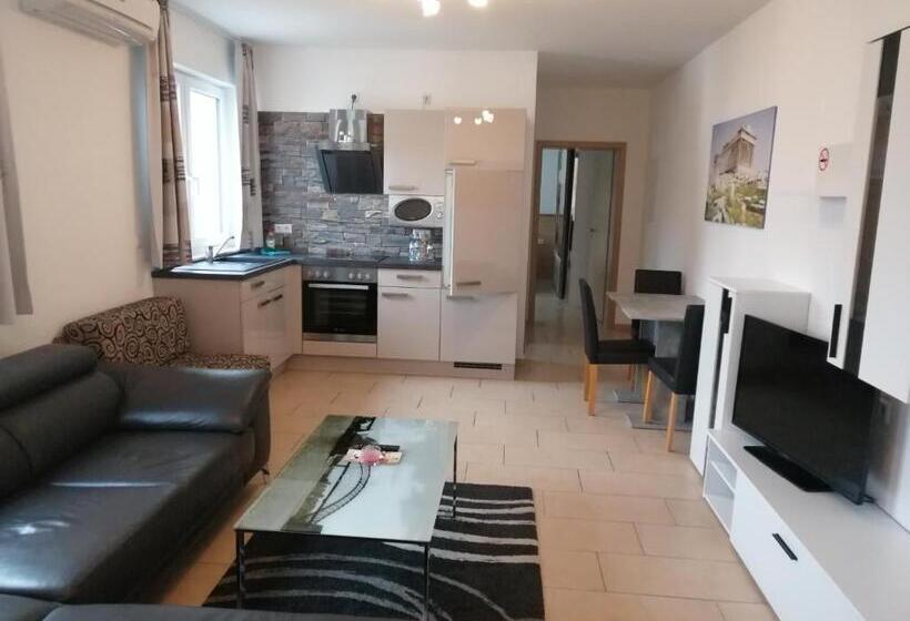 شقة غرفة واحدة, Restaurant Zum Bäumle