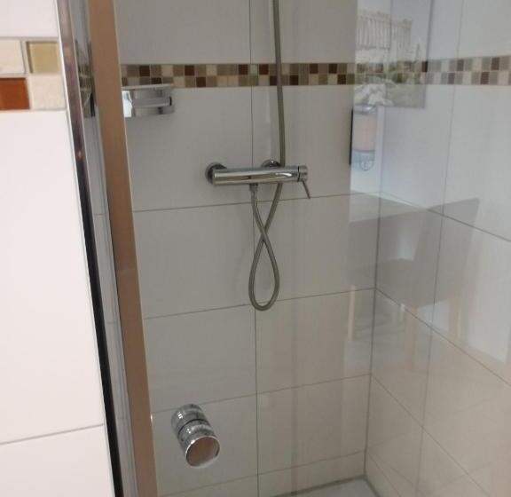 شقة غرفة واحدة, Restaurant Zum Bäumle