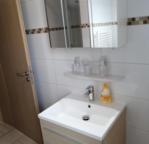 شقة غرفة واحدة, Restaurant Zum Bäumle