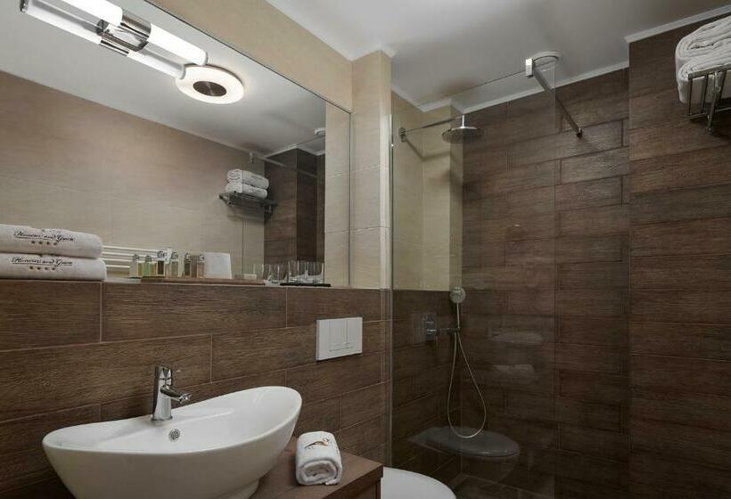 Номер Deluxe, Honour And Grace