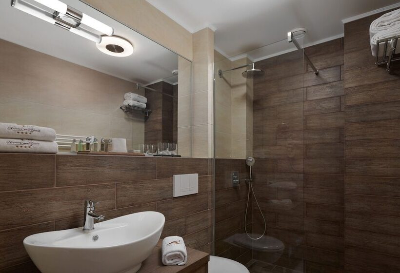 Номер Deluxe, Honour And Grace