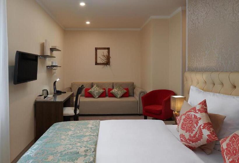 Номер Superior, Honour And Grace