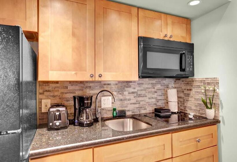 إستوديو قياسى, Coconut Mallory Resort And Marina