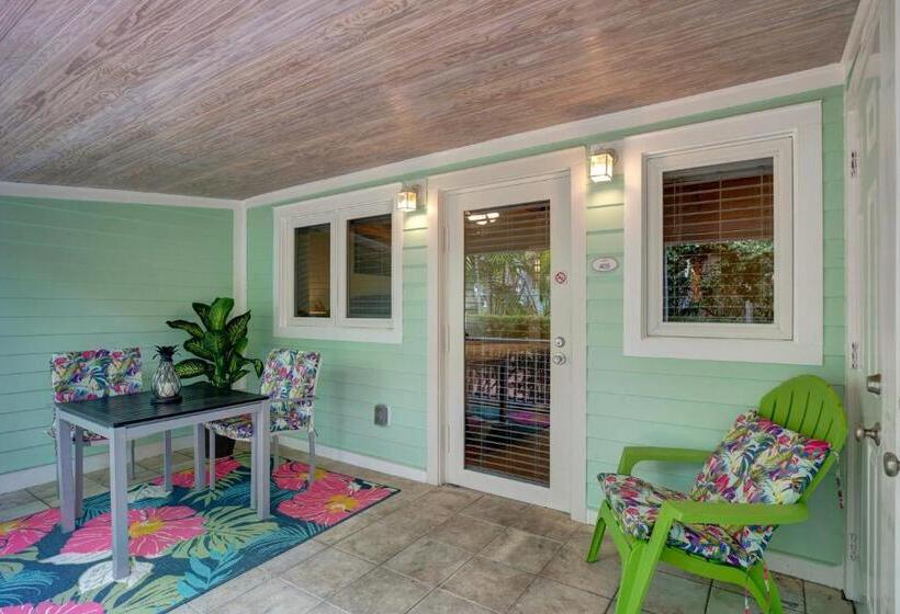 إستوديو قياسى, Coconut Mallory Resort And Marina