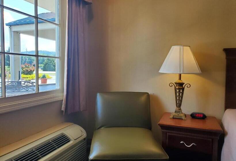 חדר סטנדרט עם מיטת קינג, Colonial House Motel