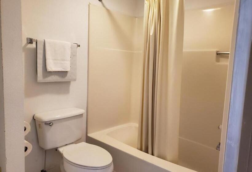 חדר סטנדרט עם מיטת קינג, Colonial House Motel