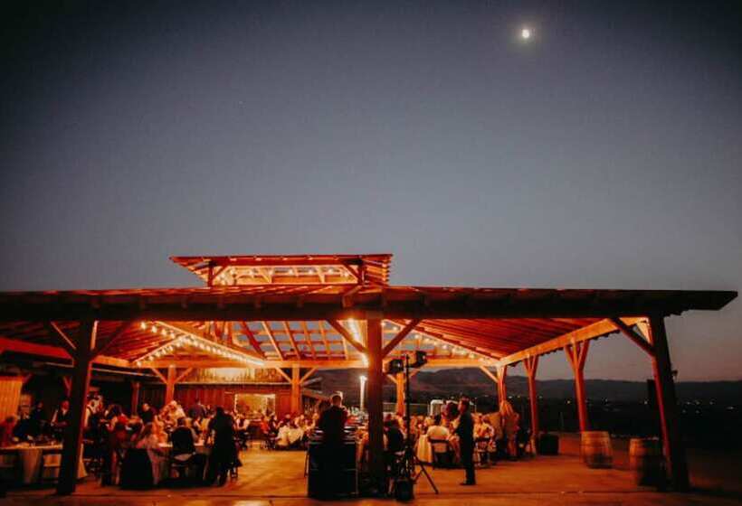 스탠다드 룸 더블 침대, Hilltop Tavern And Inn