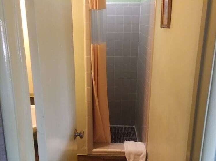 스탠다드 룸 더블 침대, Hilltop Tavern And Inn