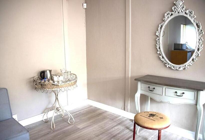 اتاق لوکس, Kroon Manor