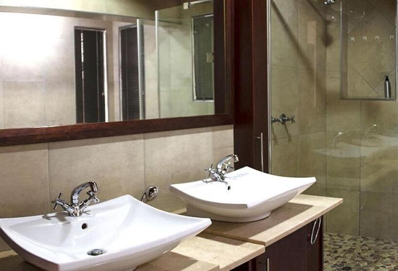 اتاق لوکس با چشمانداز استخر, Kroon Manor