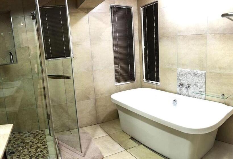 اتاق لوکس با چشمانداز استخر, Kroon Manor