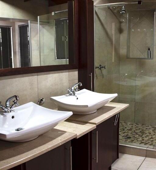 اتاق لوکس با چشم‌انداز استخر, Kroon Manor