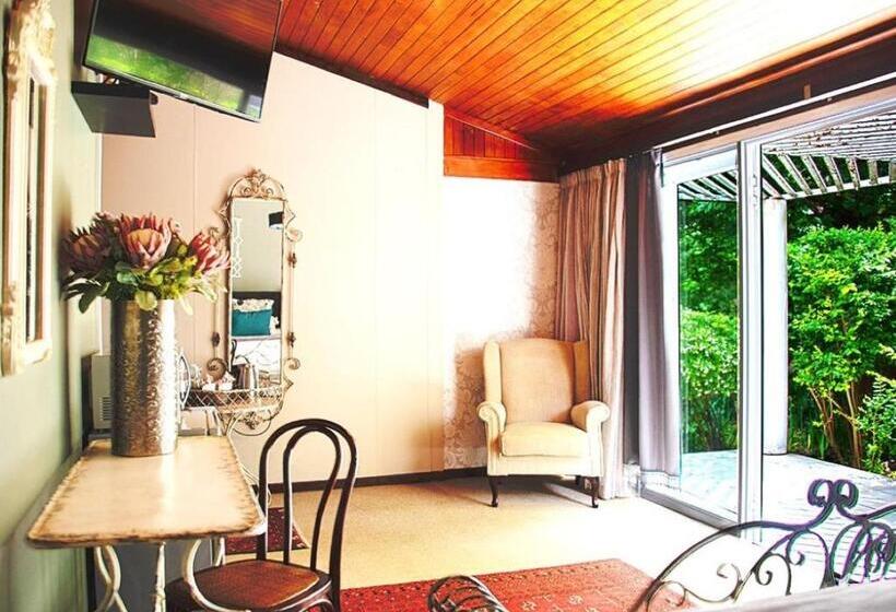 اتاق لوکس با چشمانداز استخر, Kroon Manor