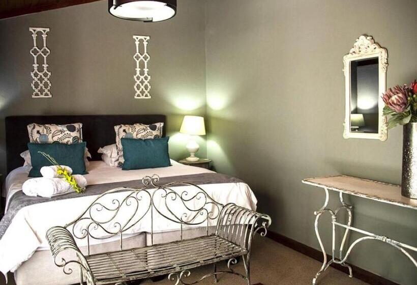 اتاق لوکس با چشمانداز استخر, Kroon Manor