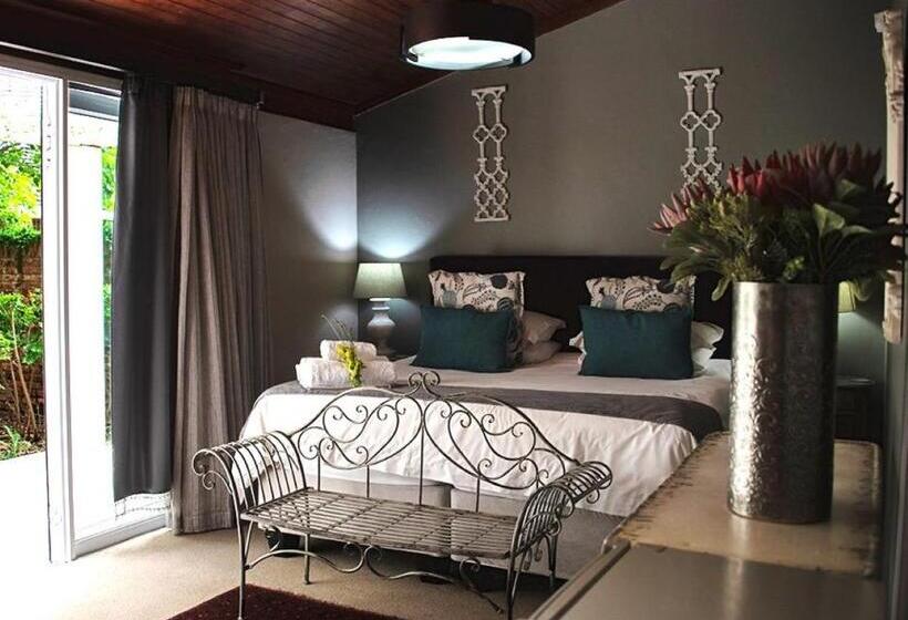 اتاق لوکس با چشمانداز استخر, Kroon Manor