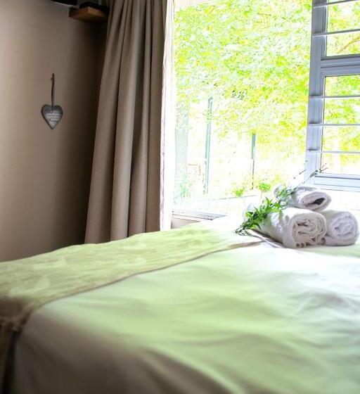 اتاق لوکس خانوادگی, Kroon Manor