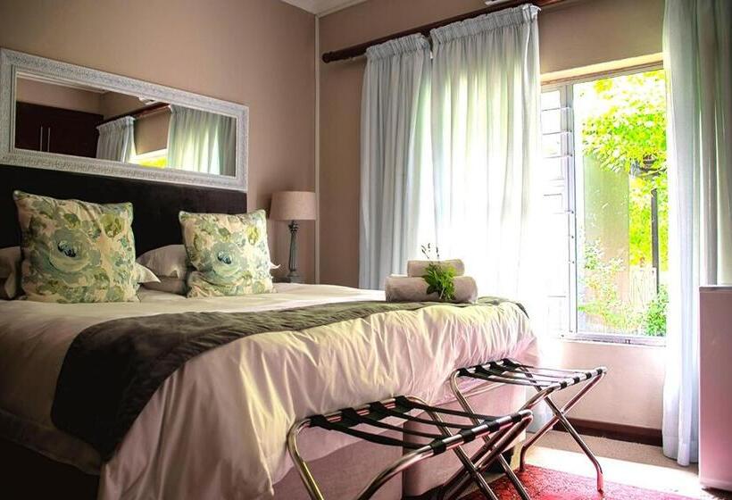 اتاق لوکس خانوادگی, Kroon Manor