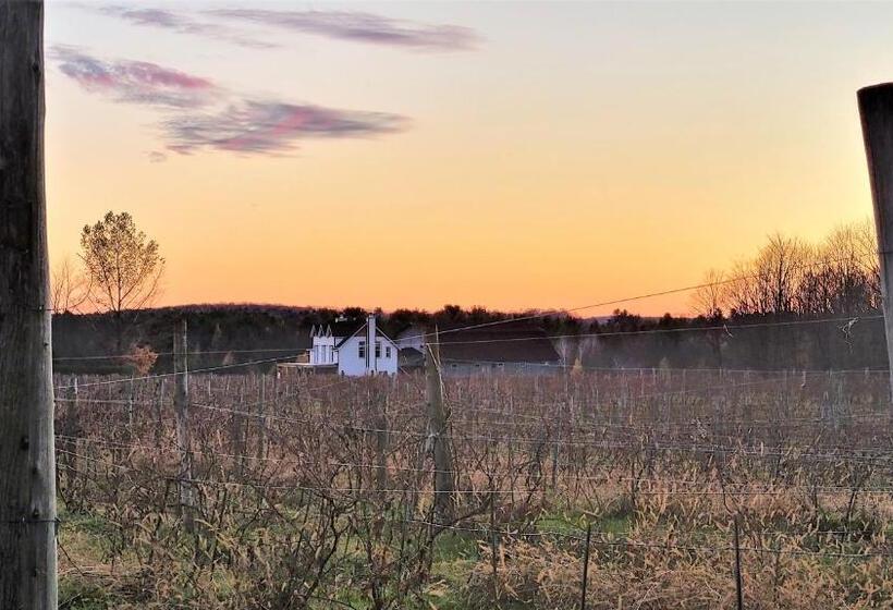 Номер Стандарт Вид на Сад, Auberge Du Vignoble Bromont