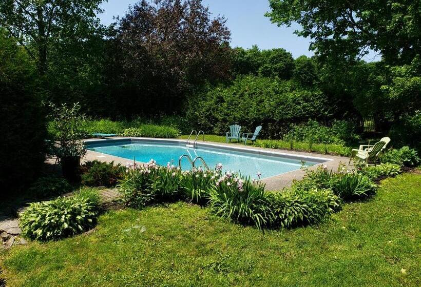 Номер Стандарт Вид на Сад, Auberge Du Vignoble Bromont