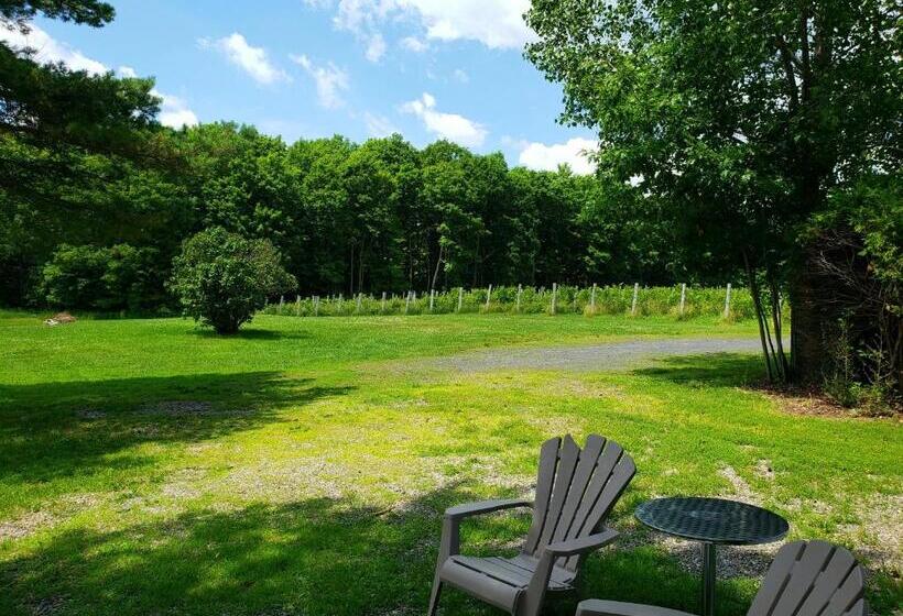 Номер Стандарт Вид на Сад, Auberge Du Vignoble Bromont