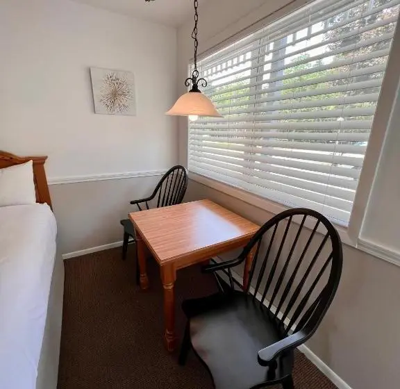 Standard Neljän Hengen Huone, Main Street Motel