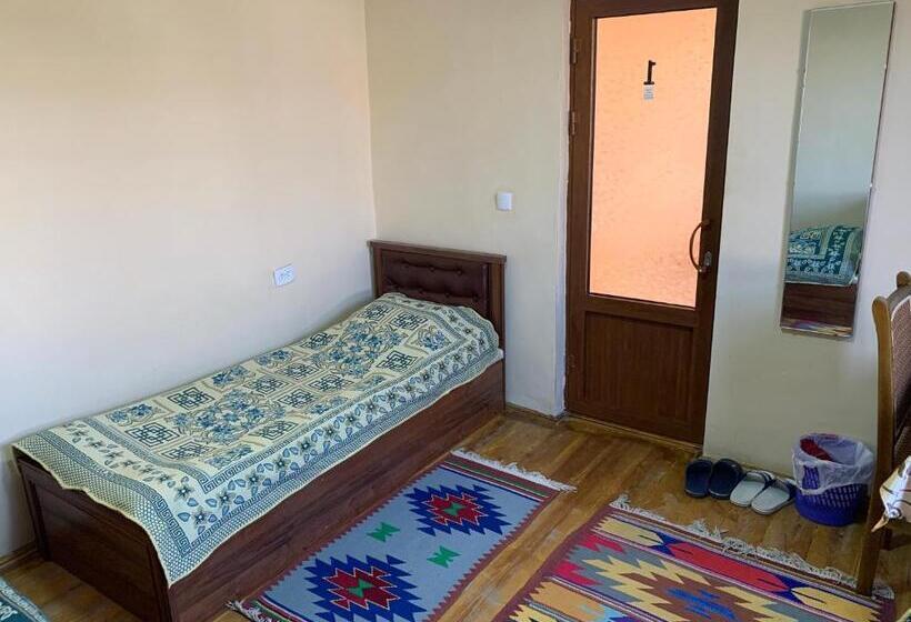 חדר אקונומי לשלושה, Art Guest House Usto