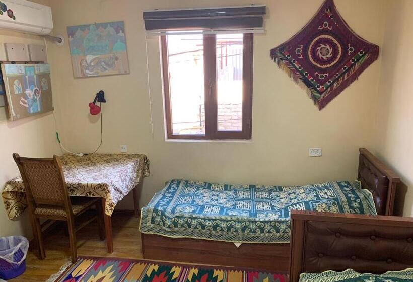 חדר אקונומי לשלושה, Art Guest House Usto