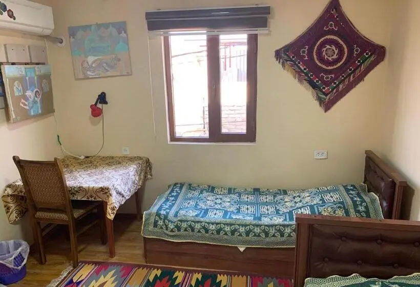 Economy Triple Room, Art Guest House Usto