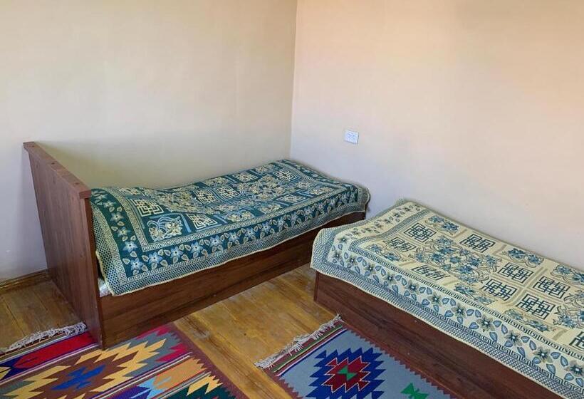 חדר אקונומי לשלושה, Art Guest House Usto